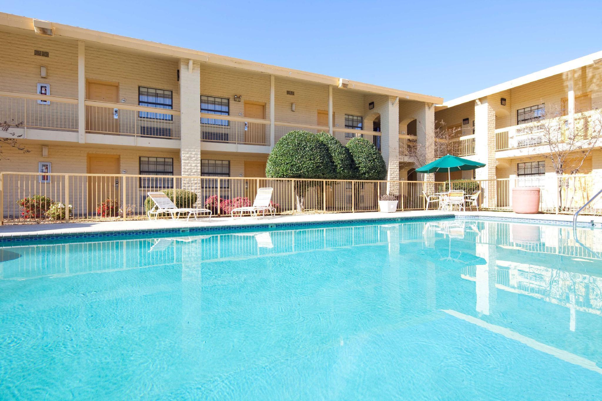 La Quinta Inn By Wyndham Huntsville Research Park Exterior photo