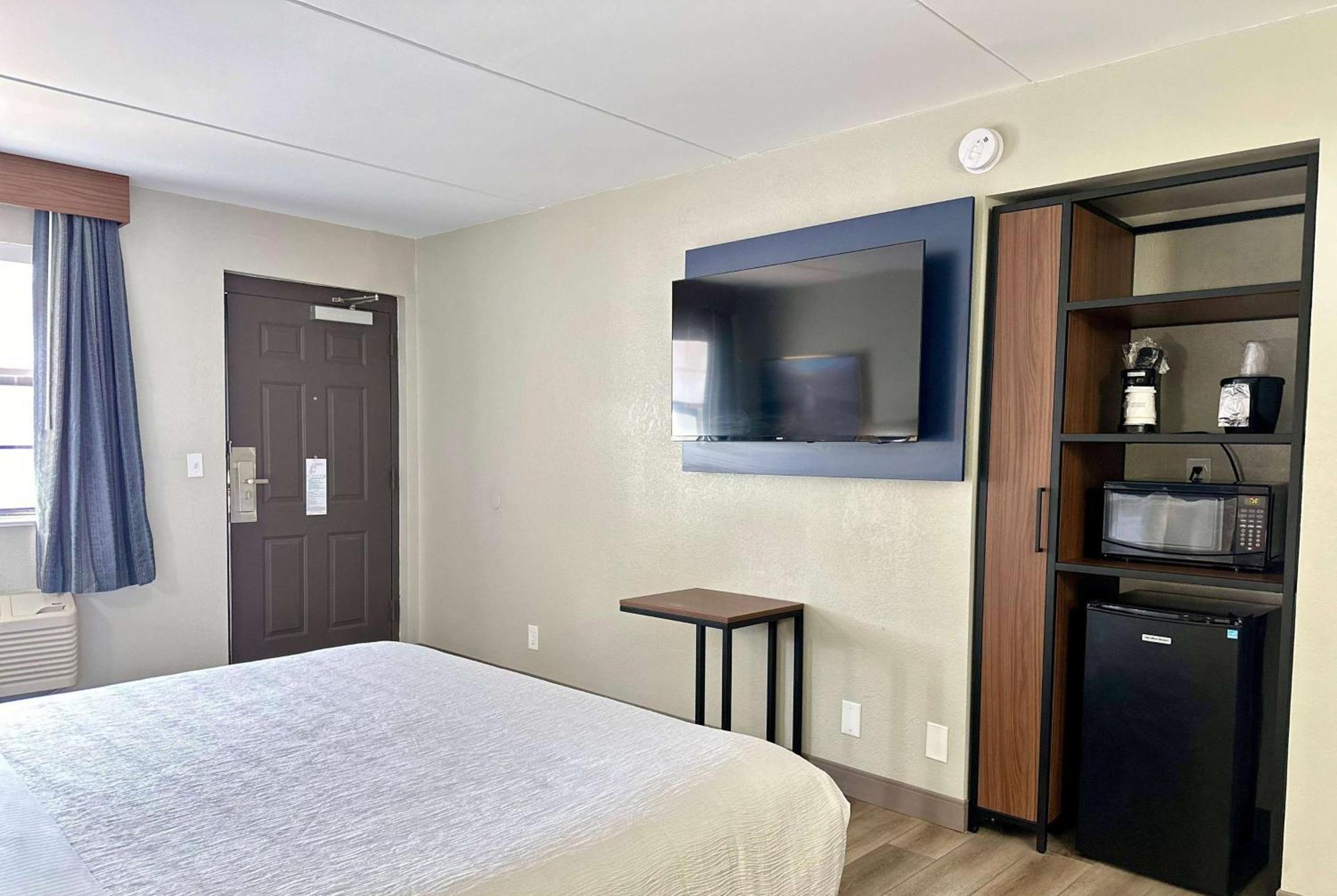 La Quinta Inn By Wyndham Huntsville Research Park Exterior photo